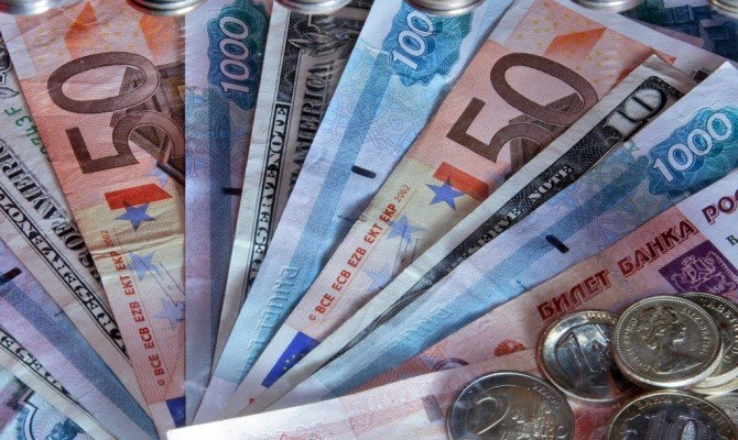 На открытии торгов понедельника курс доллара снизился до 75,75 рубля