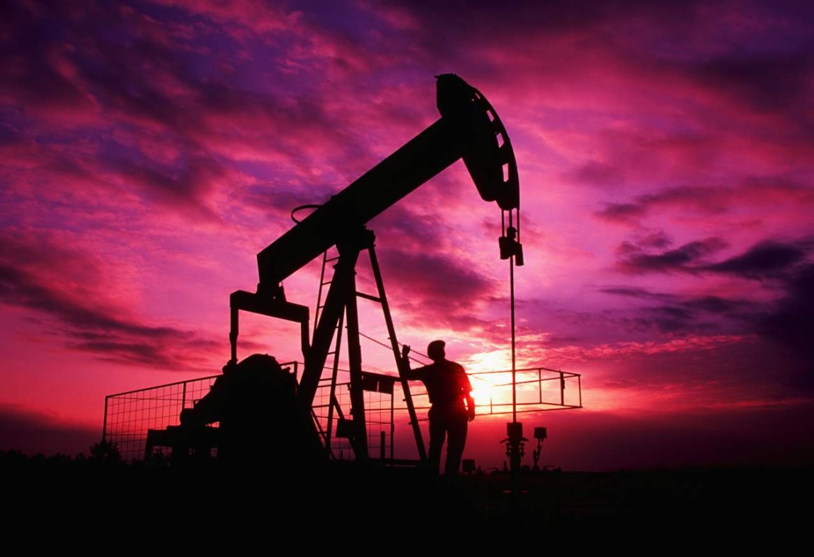 Нефть подорожала на данных о резком снижении запасов в США