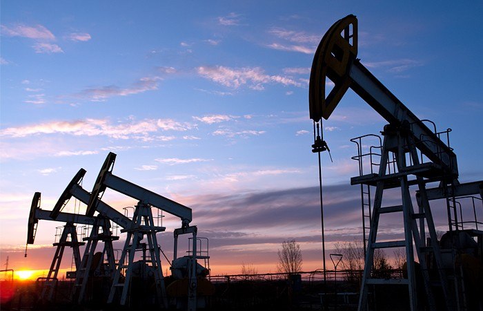 Нефть дешевеет на укреплении доллара