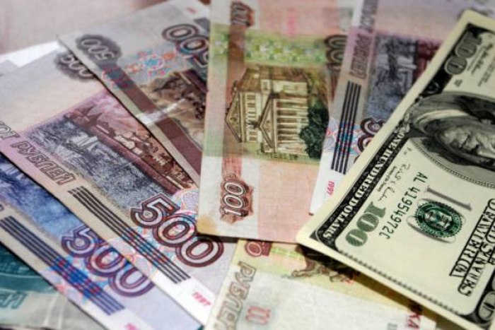 Средневзвешенный курс доллара упал на 79 копеек