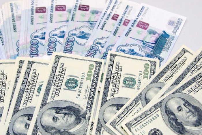 Официальный курс евро упал ниже 76 рублей