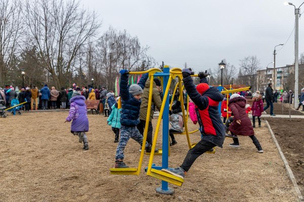 Открытие площадки. Детский городок спортивная площадка сквер. Кодинск площадка детская площадка. Спортивная площадка в парке города Арзамаса в парке. Открытие детской площадки в парке Красноармейский район.