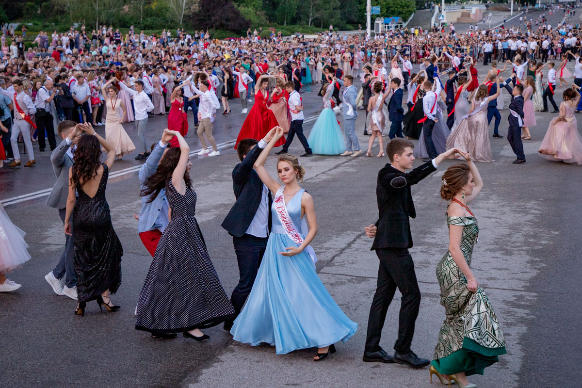 Прошел выпускной бал. Выпускной бал. Выпускной бал фотосессия. Американский выпускной бал. Выпускной бал в школе 11 класс.