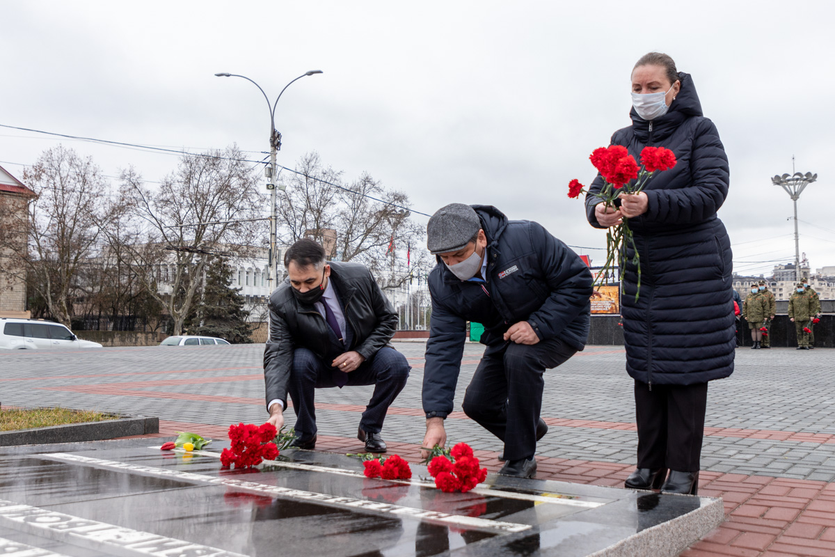 Памяти ополчения. Возложение цветов в Приднестровье 17 марта. Мемориал славы Тирасполь 2021. Ополчение ПМР. Памяти погибшим ополченцам.