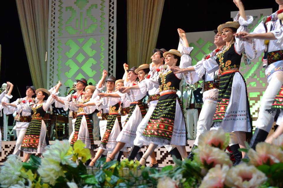 Молдовеняска. Ансамбль жок молдавский. Танцевальный ансамбль жок. Ансамбль жок молдавский танец. Жок ансамбль народного танца Молдавии.