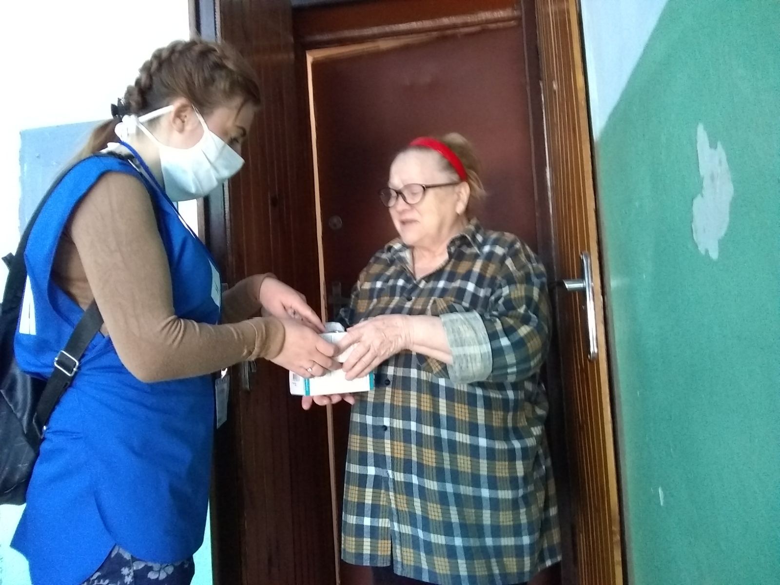 Волонтеры помогают пожилым