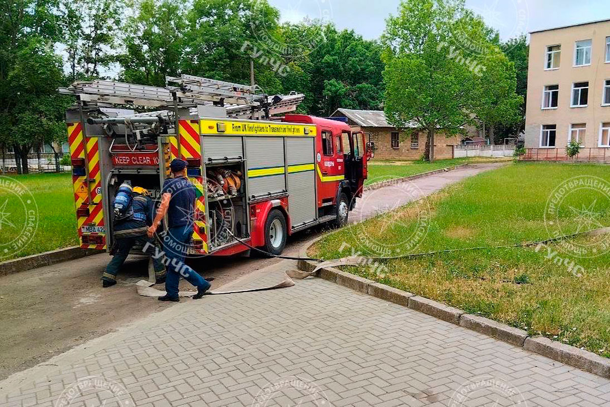 Бендерские пожарные потушили условное возгорание в школе № 2 | Новости  Приднестровья