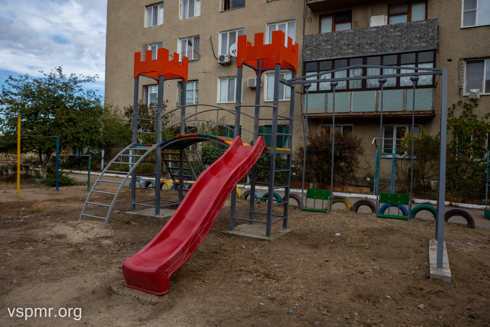 У двух многоэтажек в Суклее обустроили детскую площадку | Новости  Приднестровья