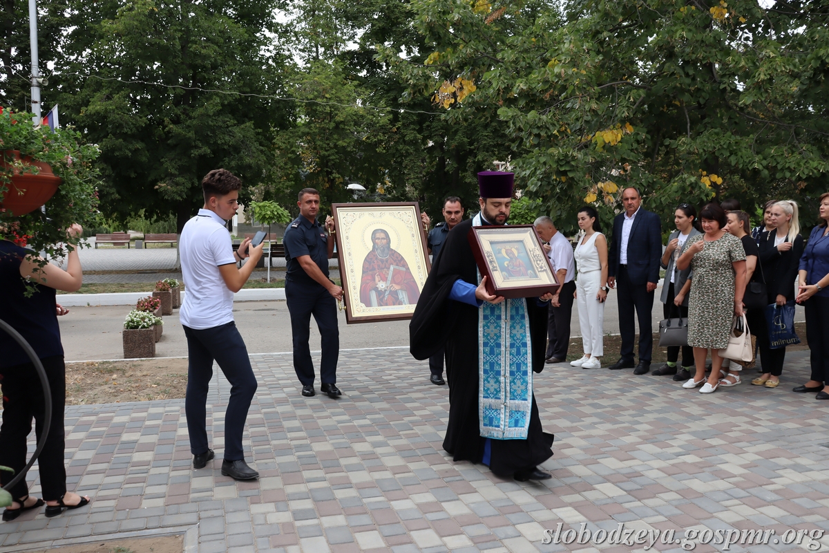 икона Божией Матери «Млекопитательница» и образ священномученика Николая Виноградова