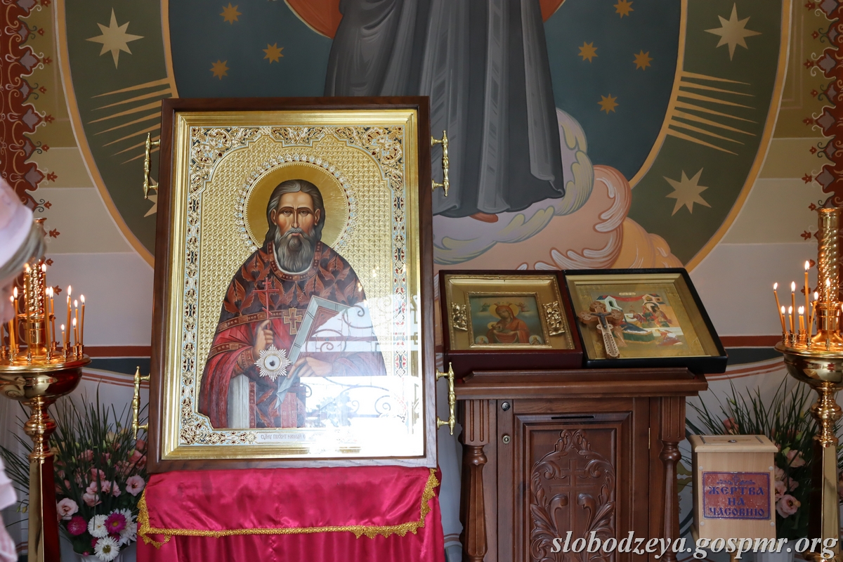 Икона Божией Матери «Млекопитательница» и образ священномученика Николая Виноградова