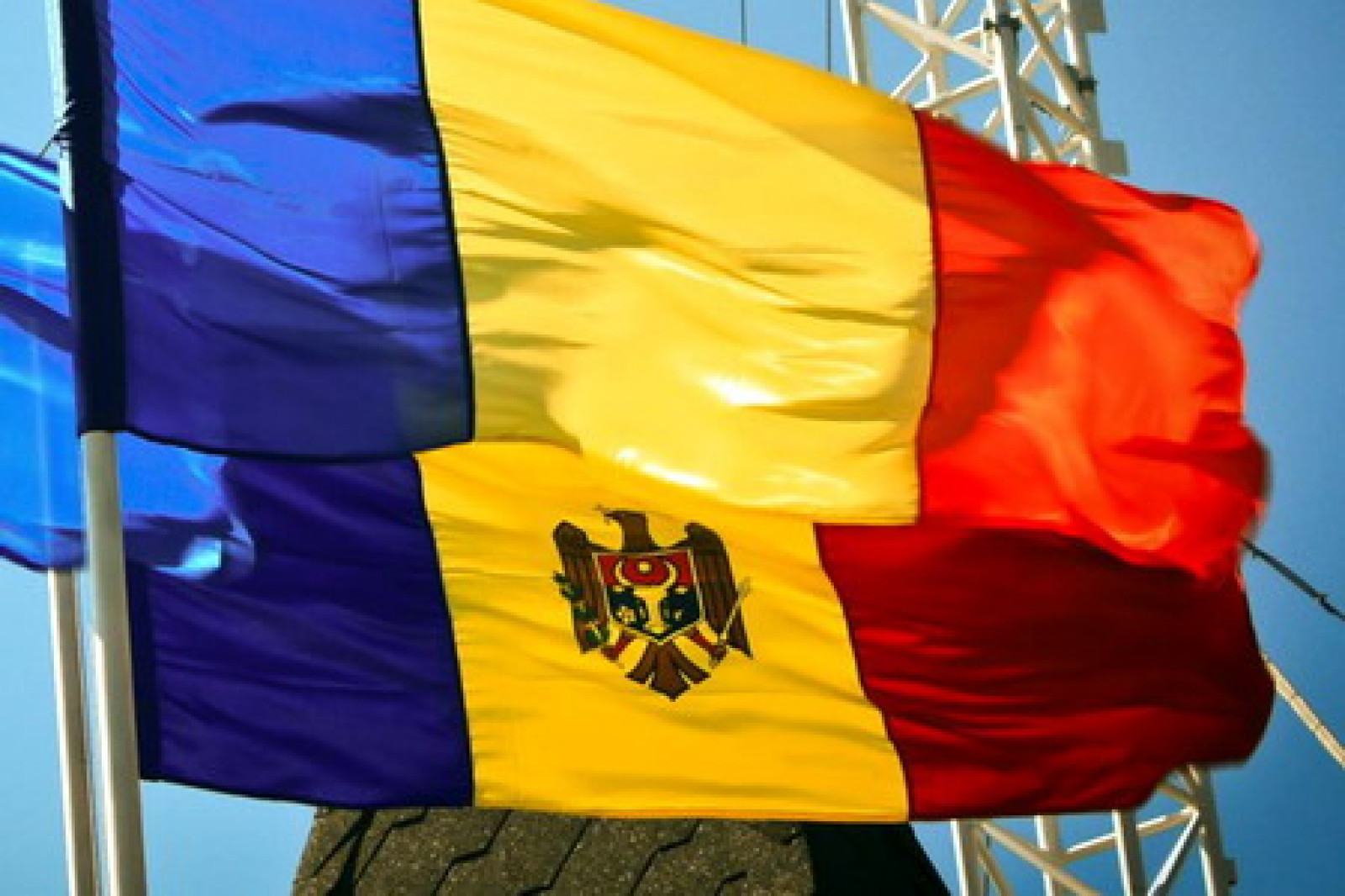 Romania moldova. Флаг Молдавии и флаг Румынии. Румынский и молдавский флаги. Объединение Молдовы и Румынии. Флаг Романии.