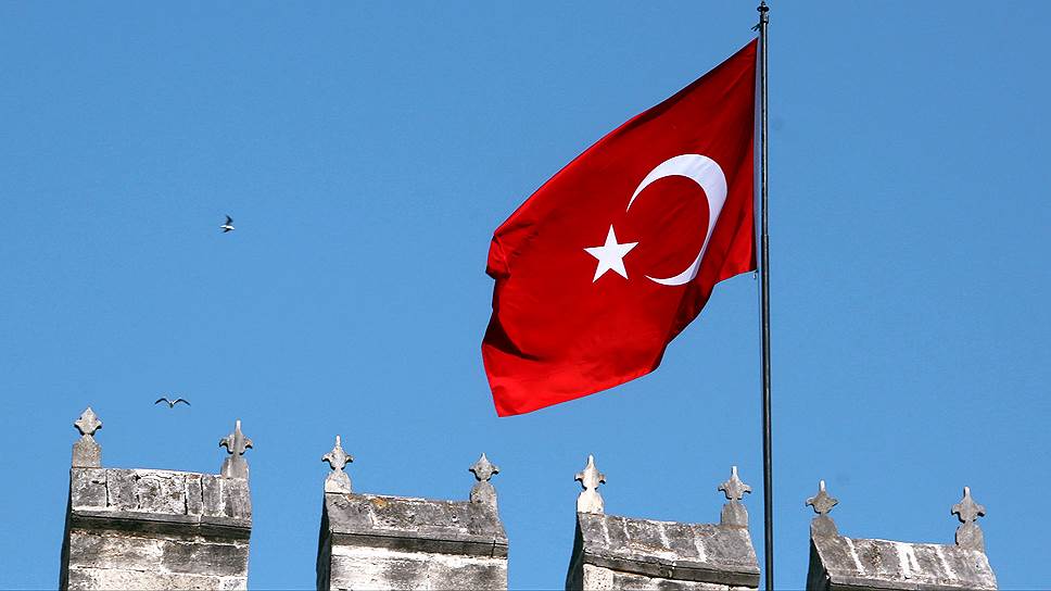 Россия объявила турции. Турецкий флаг на здании. Турция власть. Турецкие флаги на улицах и балконах в Турции. Посольство турецкой Республики в Москве на турецком печать.