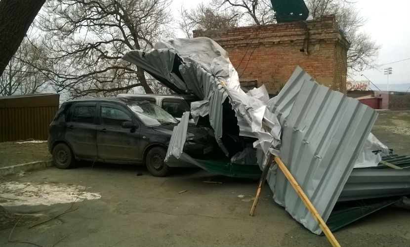 Буря во владикавказе. Ураган во Владивостоке. Ураган сносит машины. После урагана во Владивостоке. Владивосток ветер сносит людей.