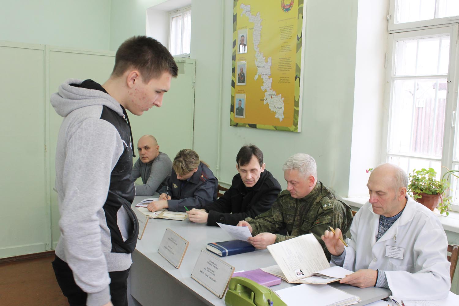 Специалист военкомата. Призывная комиссия в военкомате. Сотрудник военного комиссариата. Военкомат Приднестровья.