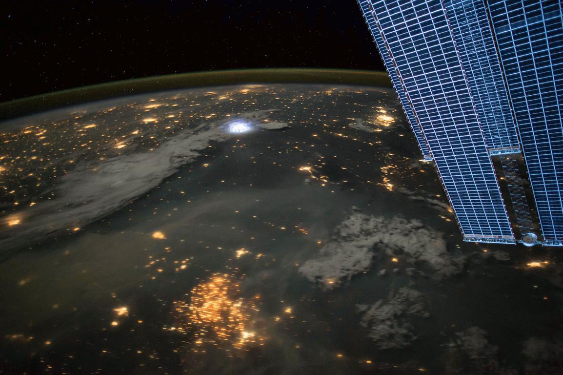 Почему на фото земли из космоса не видно звезд