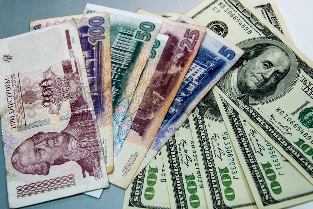 6 долларов в рублях россии. Приднестровье валюта. Валюта картинки. Доллары в руках. Рубли в руках.