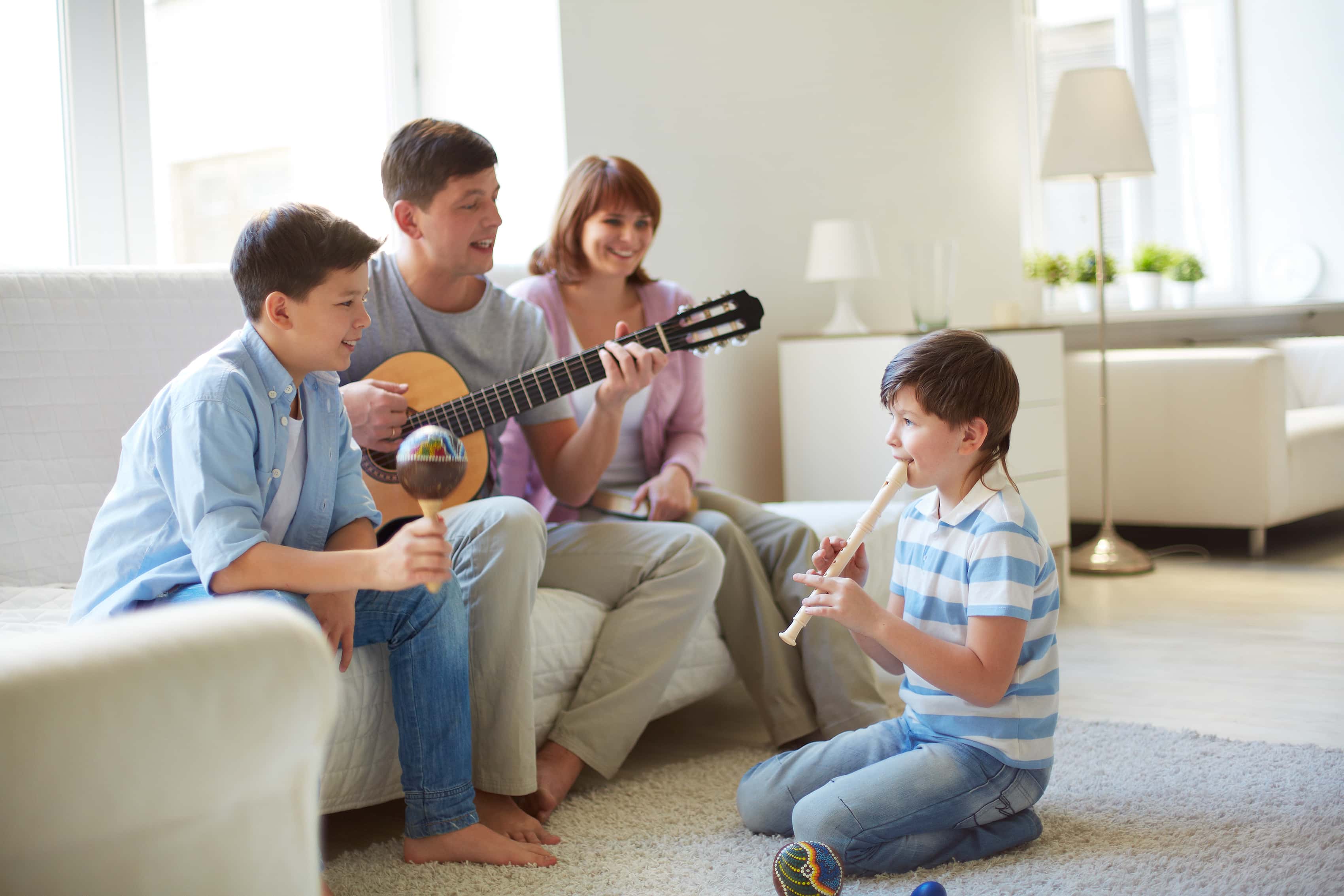Пение дома. Дети играющие на музыкальных инструментах. Муз инструменты для детей. Семья поет. Музыкальная семья.