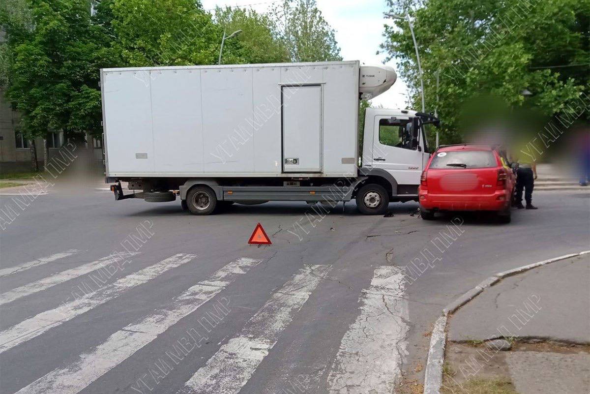 Водитель грузового автомобиля благов по вине другого водителя попал в аварию