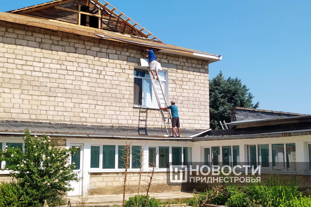 В дубоссарском Центре развития ребёнка «Золотой петушок» меняют кровлю |  Новости Приднестровья