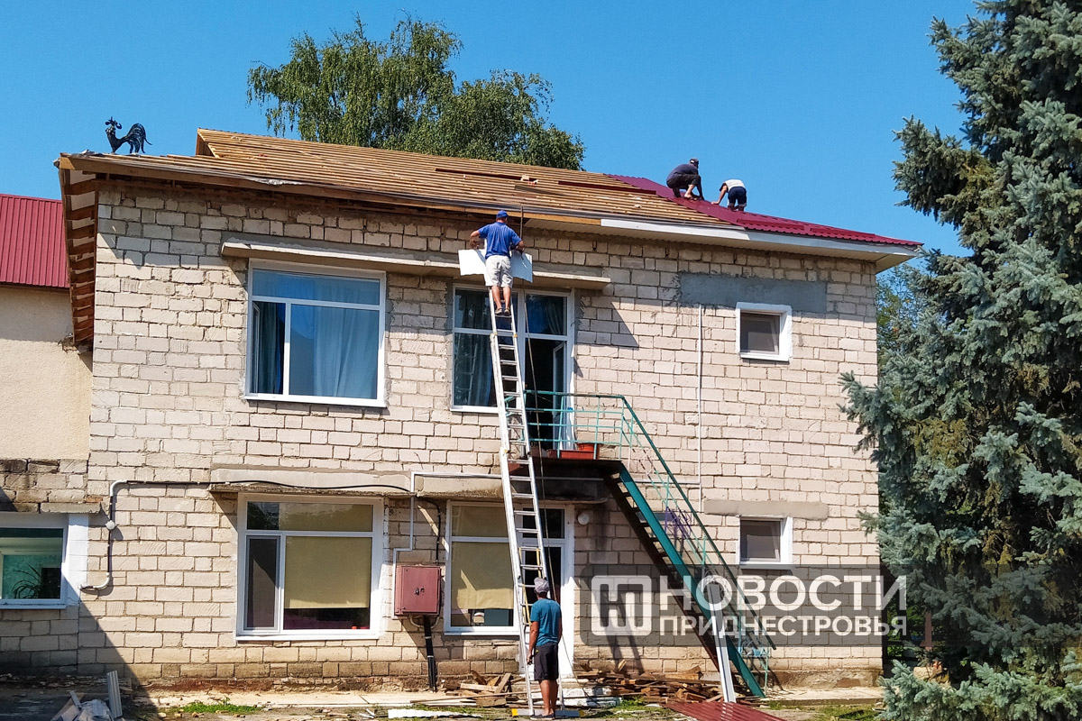 В дубоссарском Центре развития ребёнка «Золотой петушок» меняют кровлю |  Новости Приднестровья