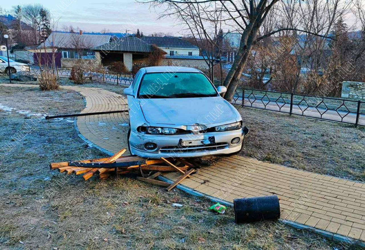 В Каменке молодой человек угнал автомобиль и устроил ДТП | Новости  Приднестровья