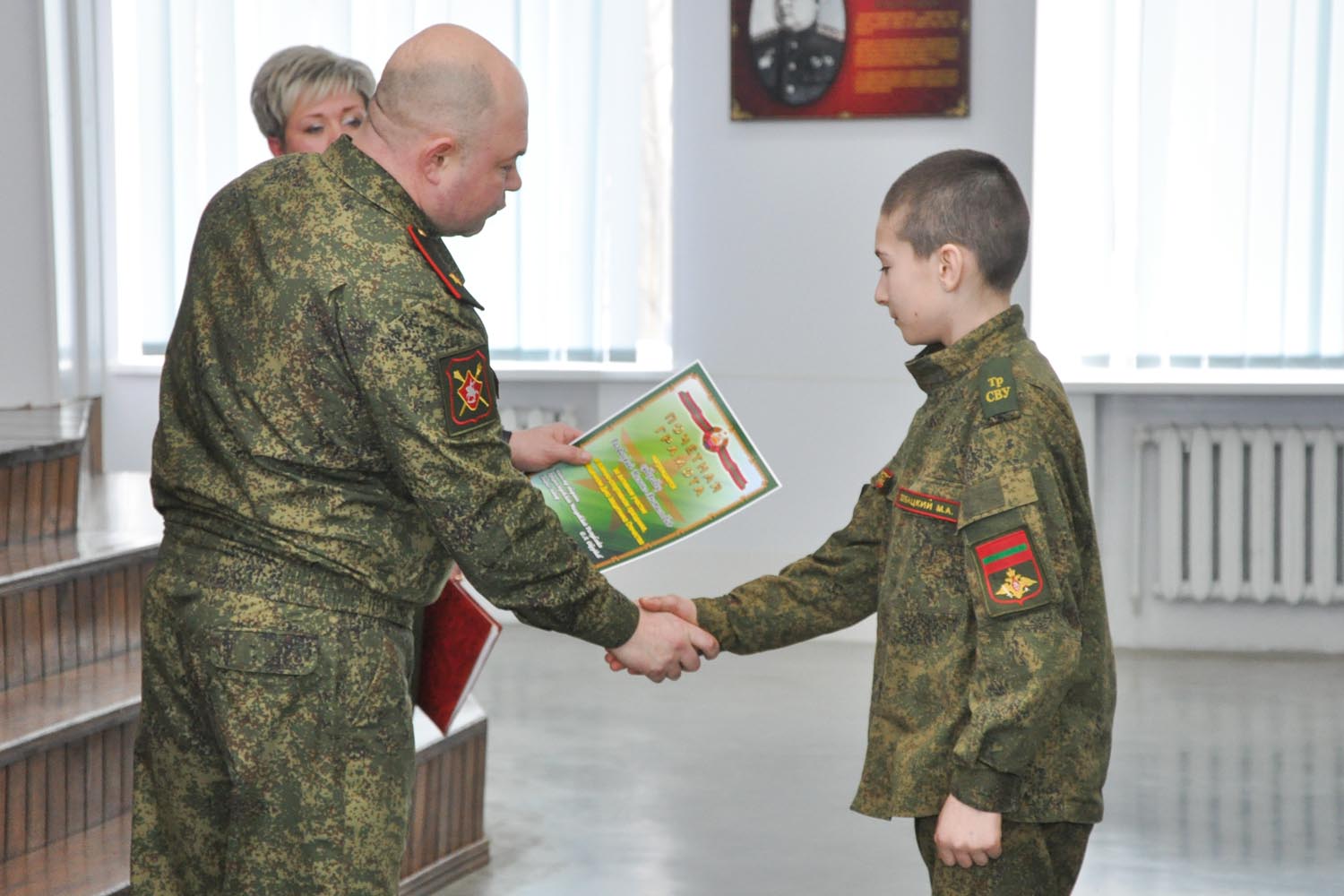 Поощрение военнослужащих. Награждение солдат. Вручение медали солдату. Поощрение солдат. Награжденный солдат.