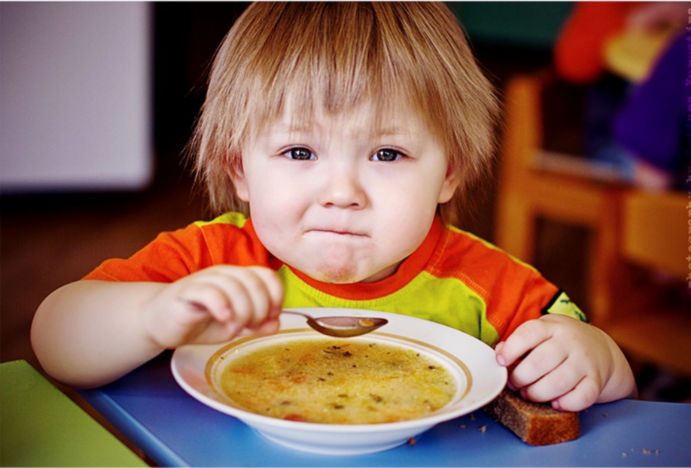 Роспотребнадзор подтвердил, что в двух детсадах Курска детей кормят плохо