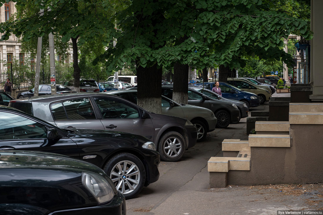 В Молдове разрешили парковать автомобили на тротуарах | Новости  Приднестровья