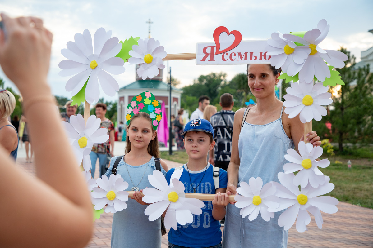 Приглашаем отпраздновать День семьи, любви и верности!