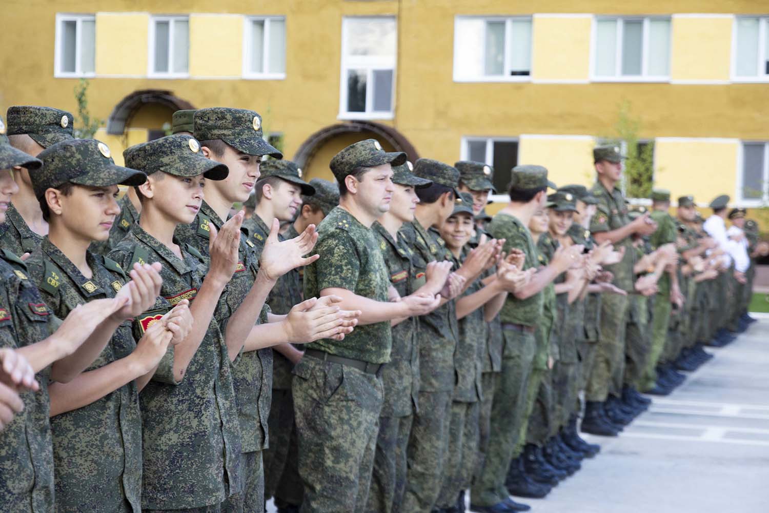 В училище получают. Поступающие на военное. При поступлении в военные училища. Прием в военные училища. Суворовское училище Кривой Рог.