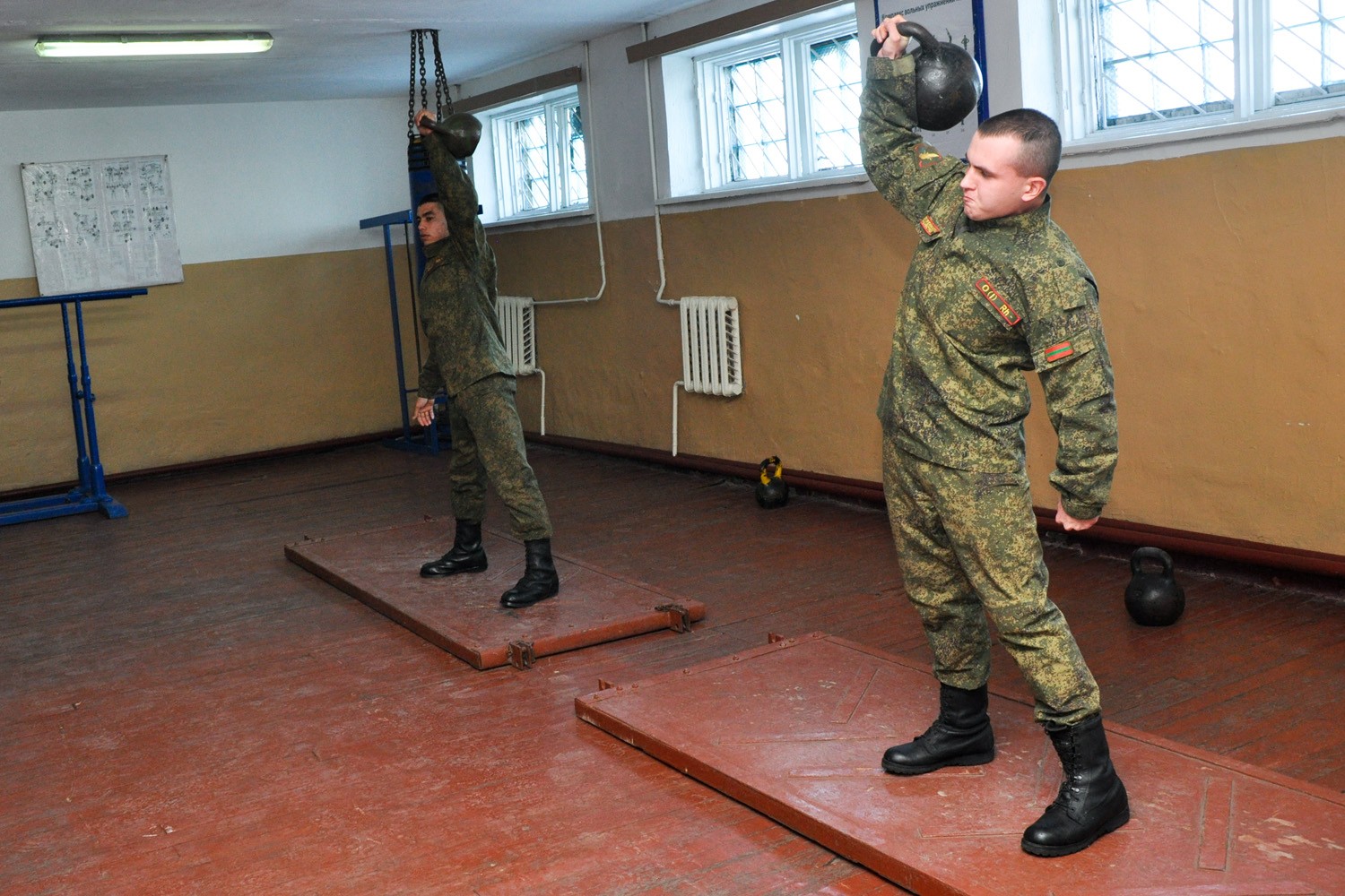 Армейские тренировки. Физическая подготовка военнослужащих. Физическая подготовка в армии. Военные спортсмены. Тренировка военных.