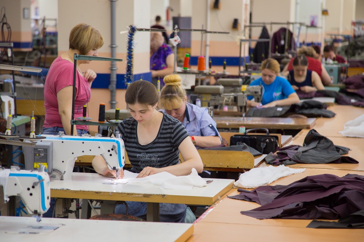 Новые швейные фабрики. Швейная фабрика Приднестровья. Дубоссары швейная фабрика. Швейная фабрика легкая промышленность. Швея.