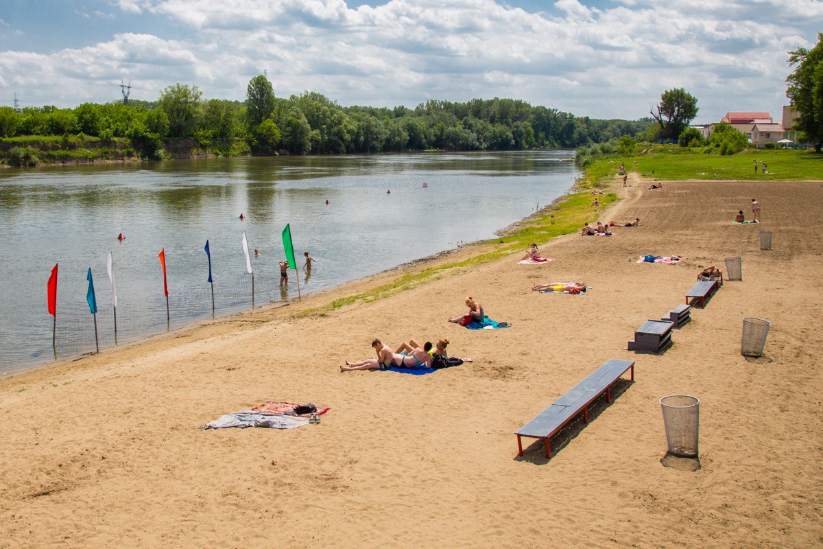 Красивый городской пляж