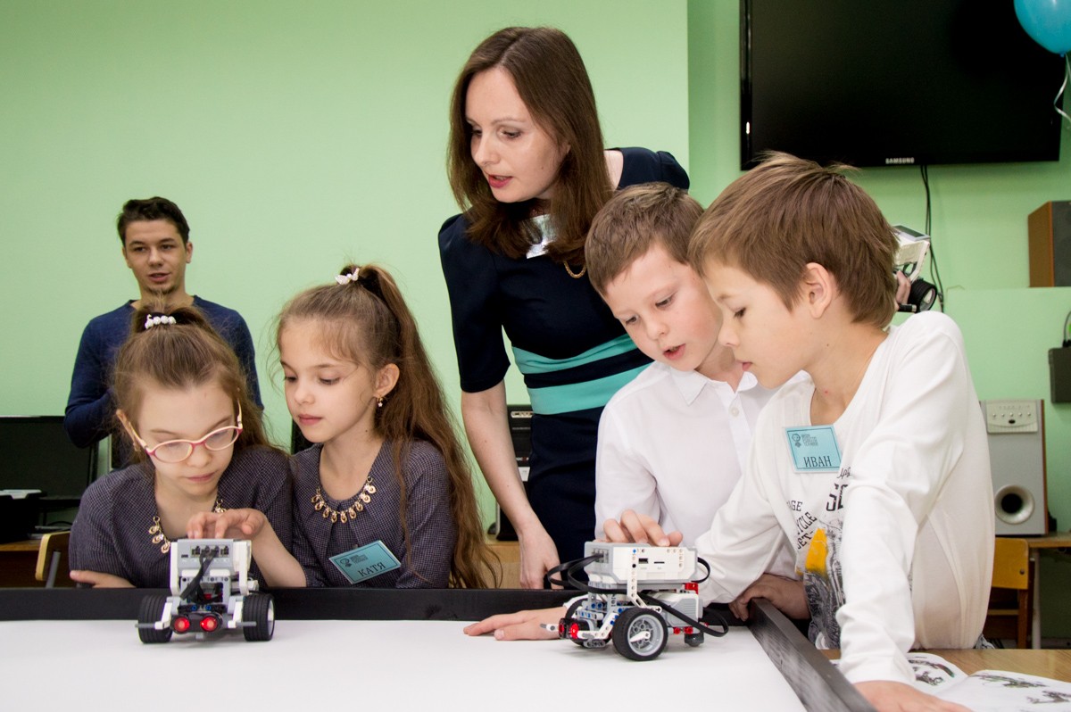 Учится робототехники. Робототехника в школе. Робототехника для детей. Урок робототехники. Урок робототехники в школе.