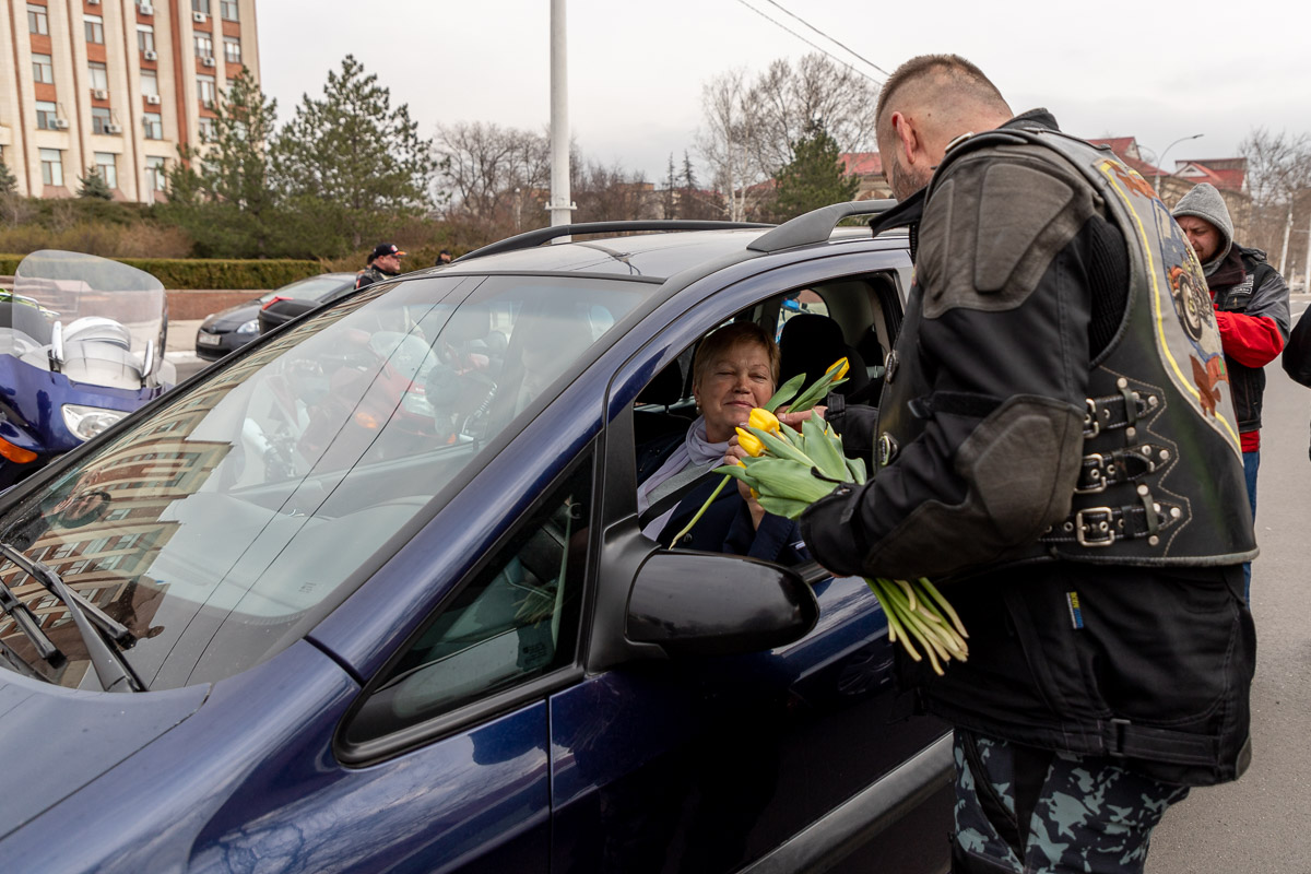 Женщины-водители принимали поздравления от байкеров и сотрудников ГАИ |  Новости Приднестровья