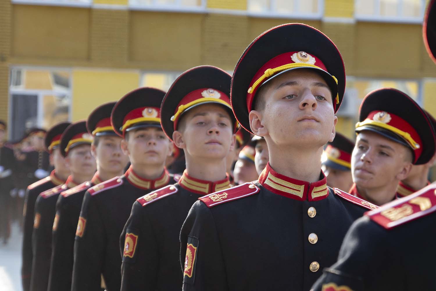 Суворовцы. Суворовцы и нахимовцы. Воспитанники Суворовского училища. Суворовцы в спортивной форме. Тираспольское Суворовское военное училище парадная форма.