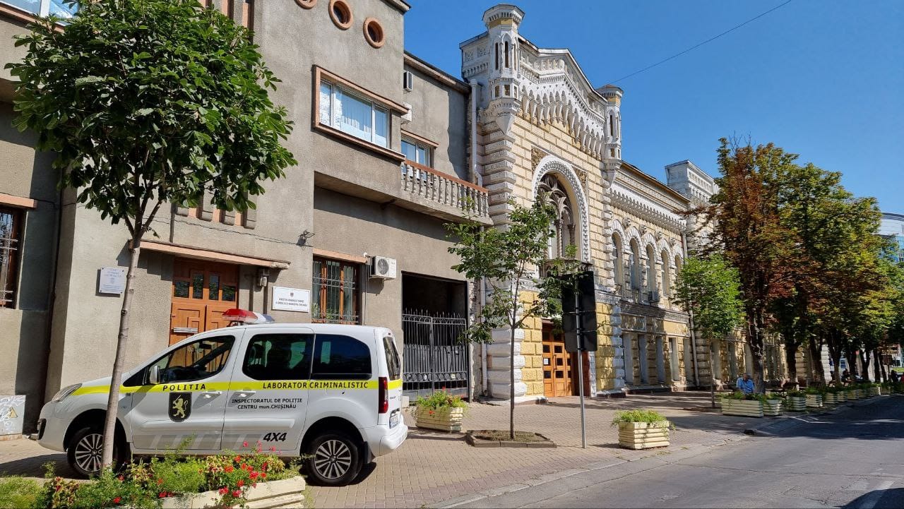 Primaria chisinau. Здание мэрии Кишинева. Центральный базар в Кишинёве. Кишинев рынок. Полицейский участок картинки.