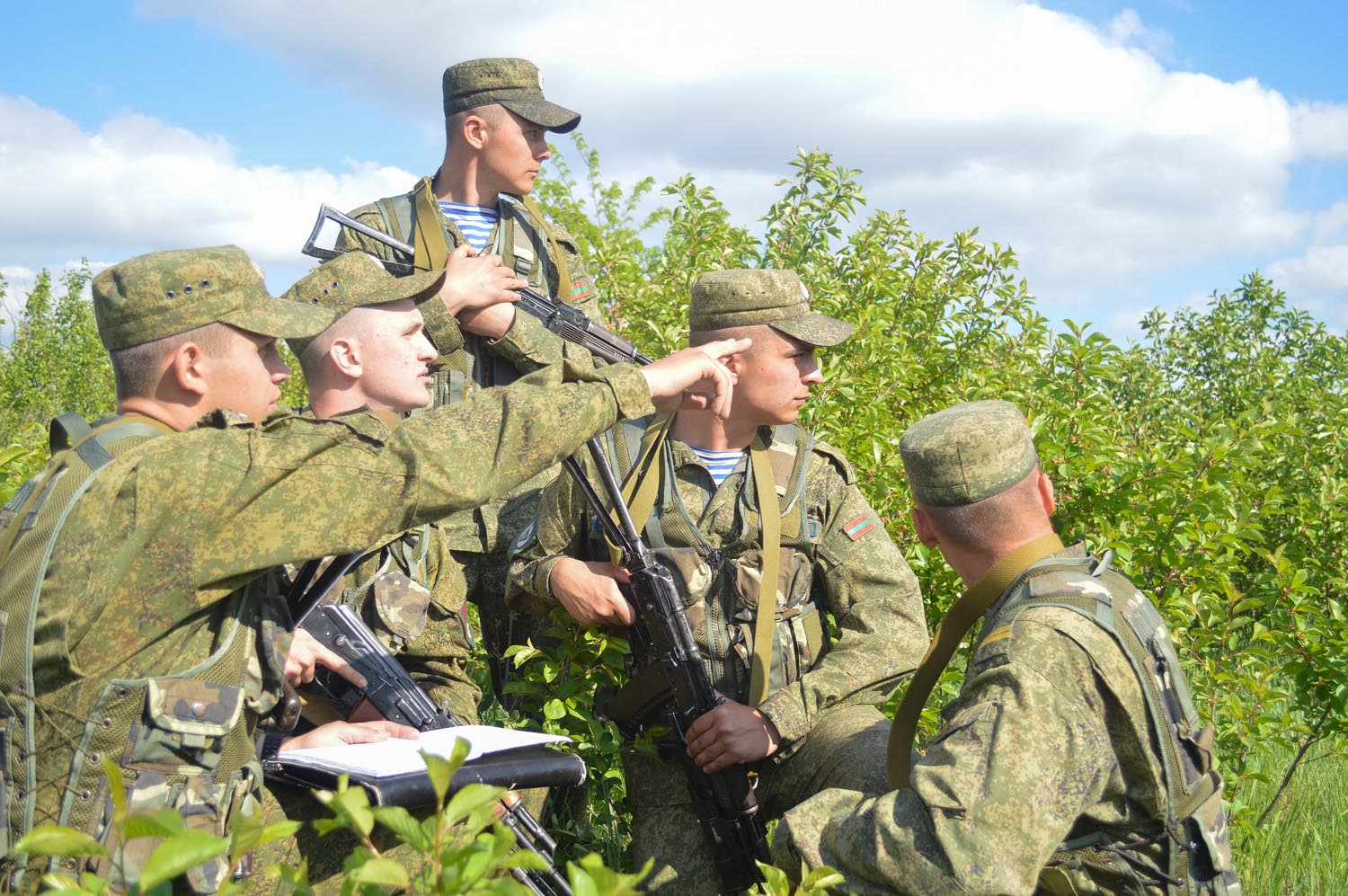 Выход войск. Полевые учения в армии. Военный на полевых учениях. Полевые учения у солдата. Военная Полевая.