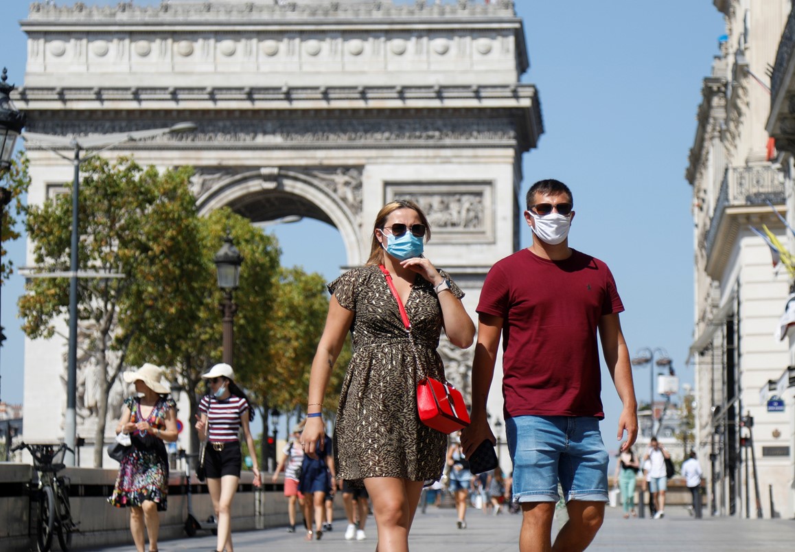 Франция люди на улицах. Снова житель европейской страны🤪. В Франции можно снимать видео на улице. Как во Франции носят плрткм.