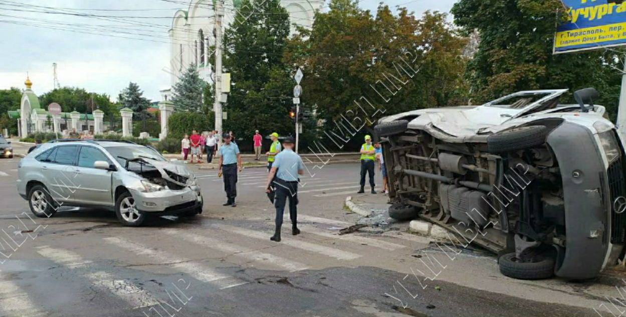 ДТП в центре Тирасполя. Перевернулась маршрутка с пассажирами | Новости  Приднестровья