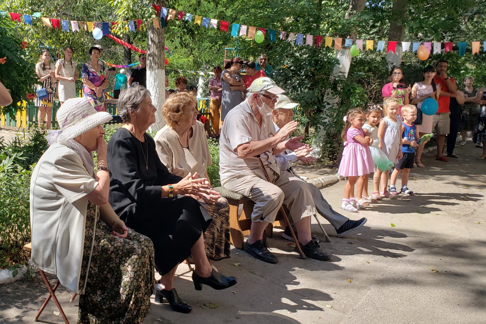 Праздники помогают. Юбилей многоквартирного дома. День рождения многоквартирного дома. Юбилей МКД. День семьи в Тирасполе фото.