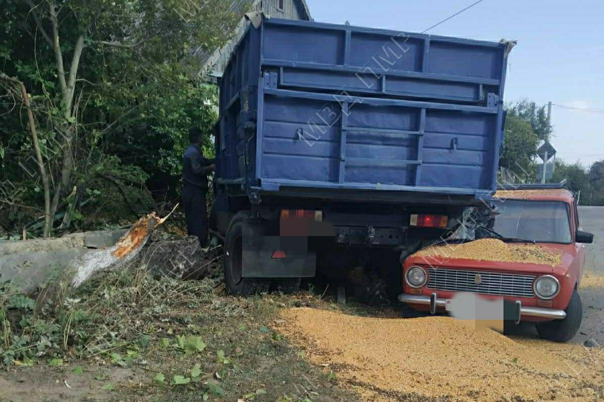 Грузовик с кукурузой врезался в забор частного дома и «Жигули» | Новости  Приднестровья