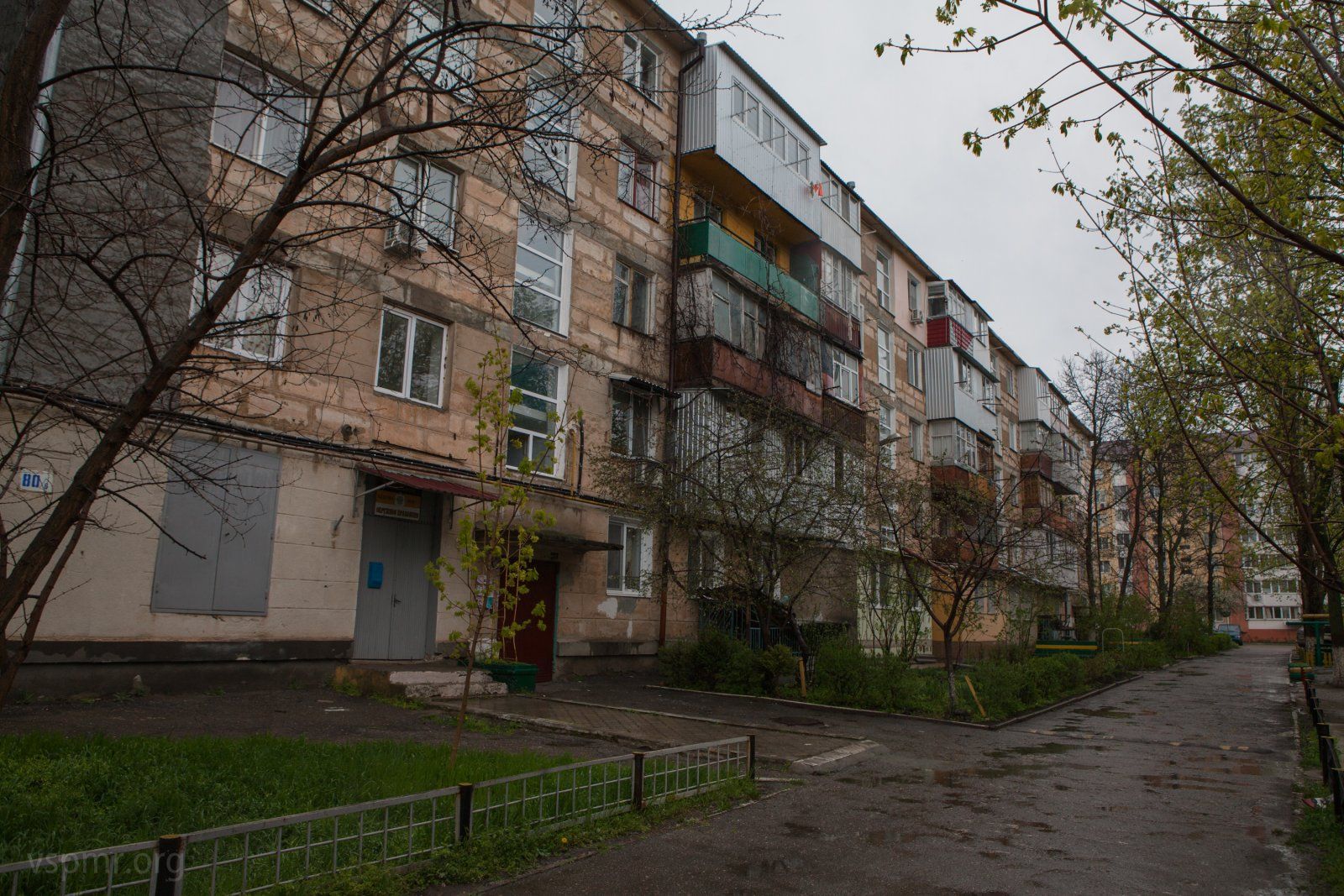 В нескольких столичных домах округа «Комсомольский» отремонтировали  подъезды | Новости Приднестровья