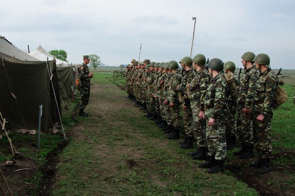 Полевые условия. Полевые учения. Полевые учения в армии. Военный на полевых учениях. Военные в полевых условиях.