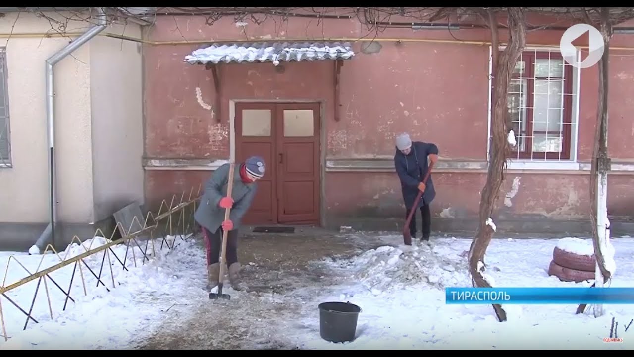 Открытие «катка»? Коммунальщики борются со льдом