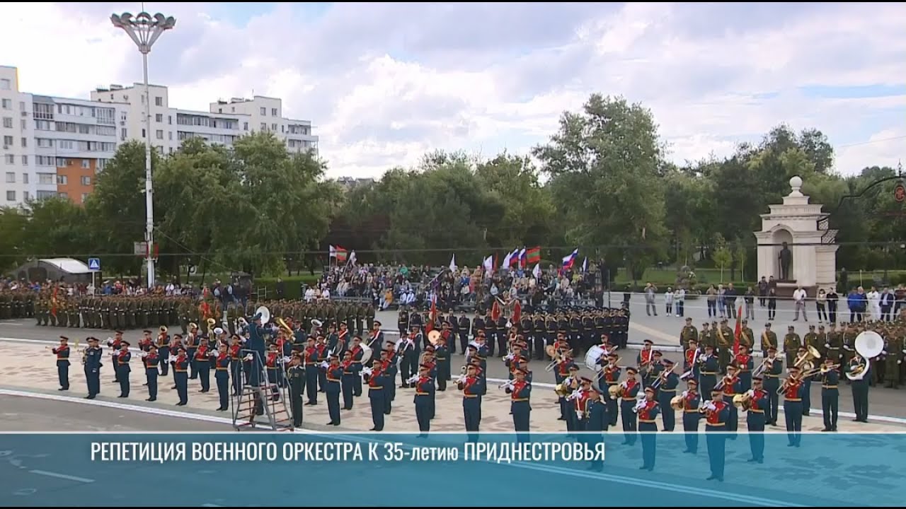 Военный оркестр готовится ко Дню Республики