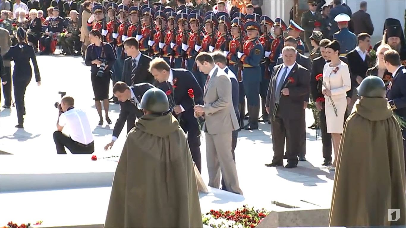 70-летие Победы - церемония возложения цветов на Мемориал Славы. Часть 1