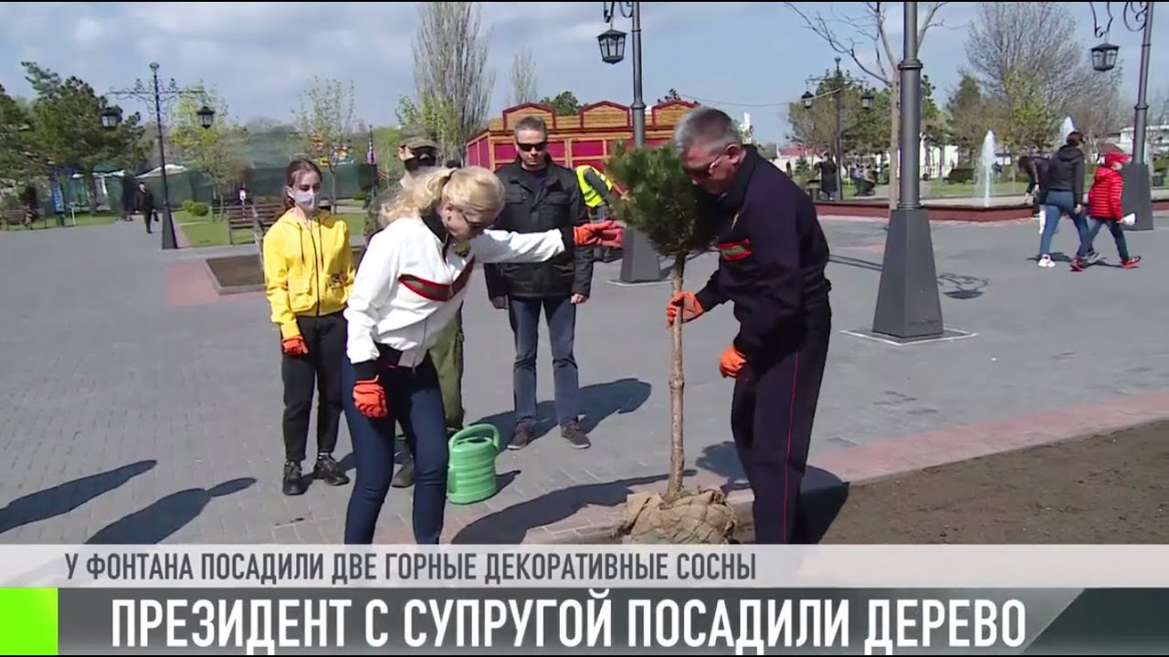 Президент с супругой на субботнике