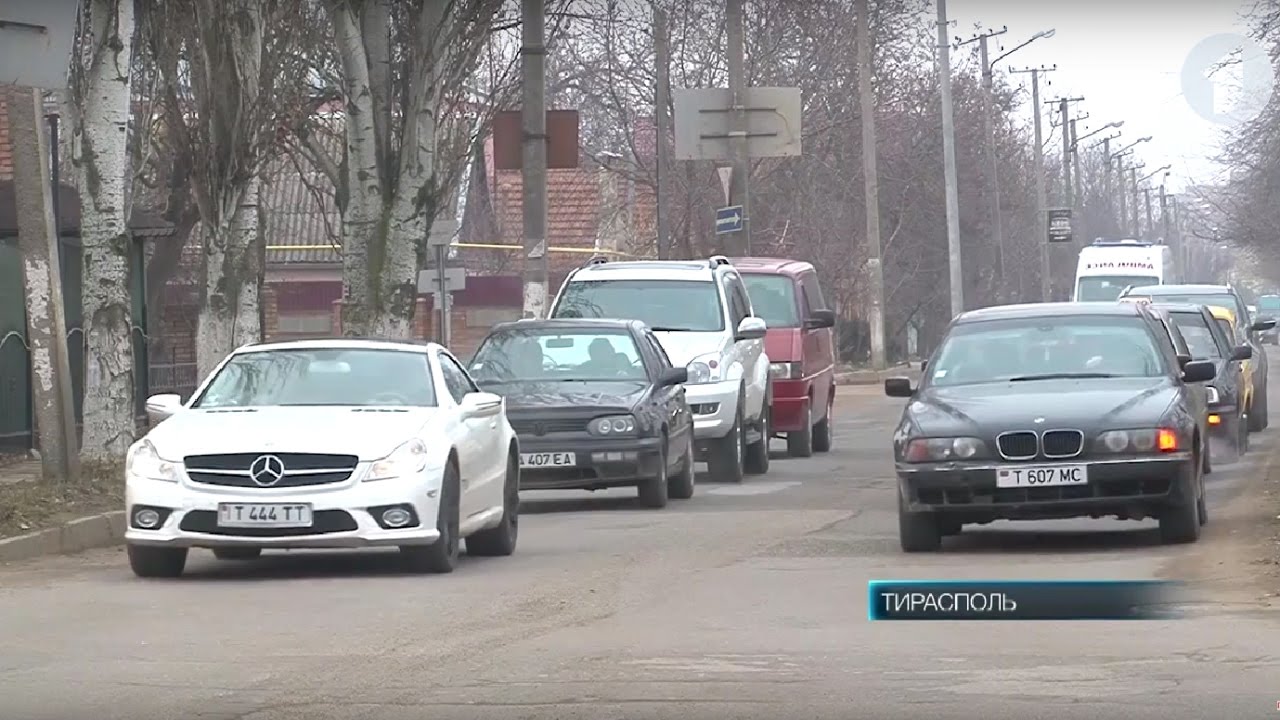 Как водители борются. Дорожники латают многочисленные ямы