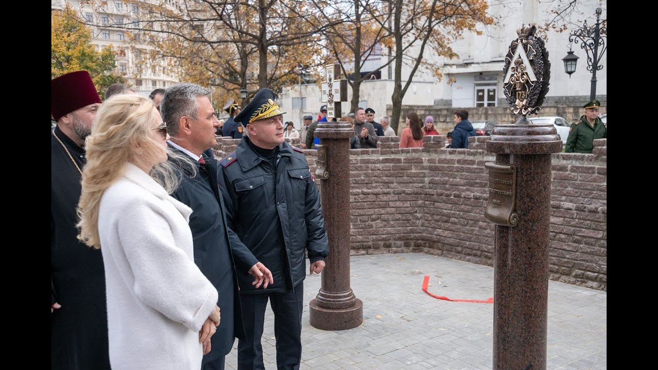 В Екатерининском парке установлены памятные полковые знаки